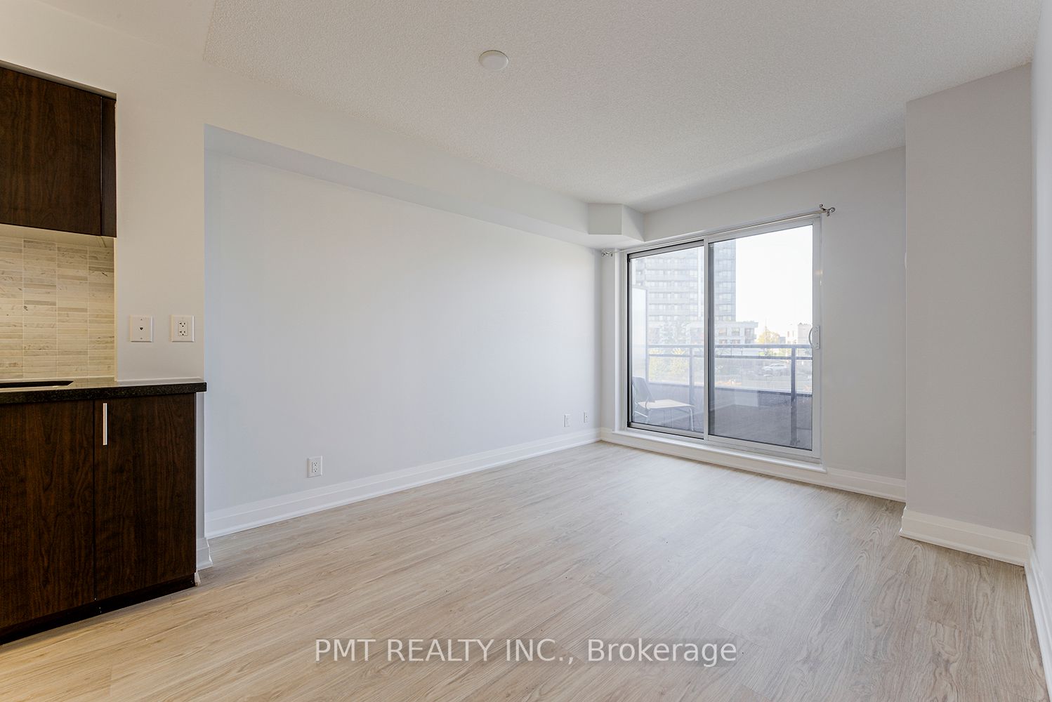 1 De Boers Dr 19 Property Photo 4