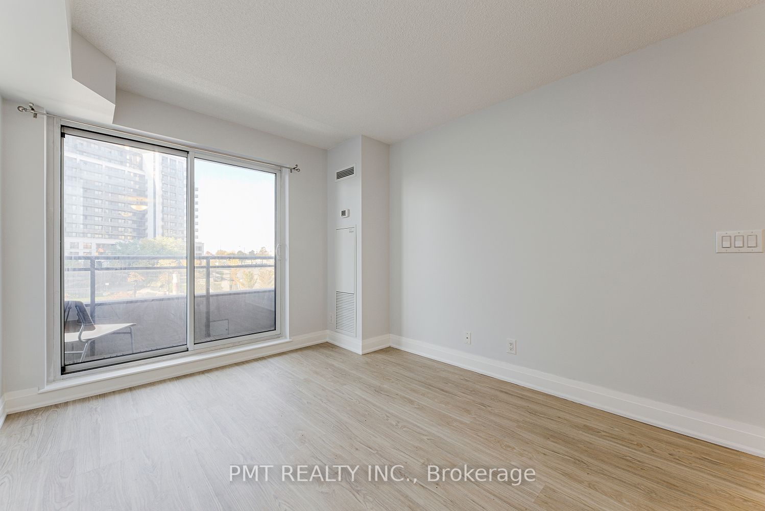 1 De Boers Dr 19 Property Photo 5