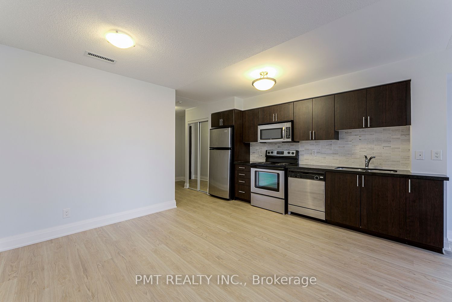 1 De Boers Dr 19 Property Photo 7