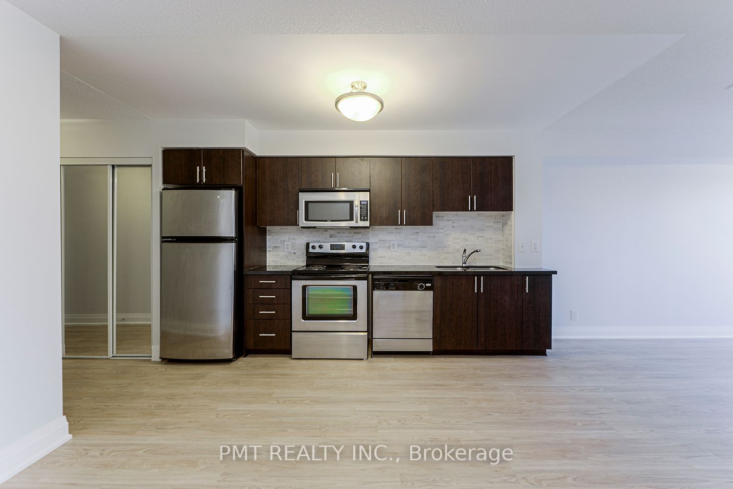 1 De Boers Dr 19 Property Photo 8