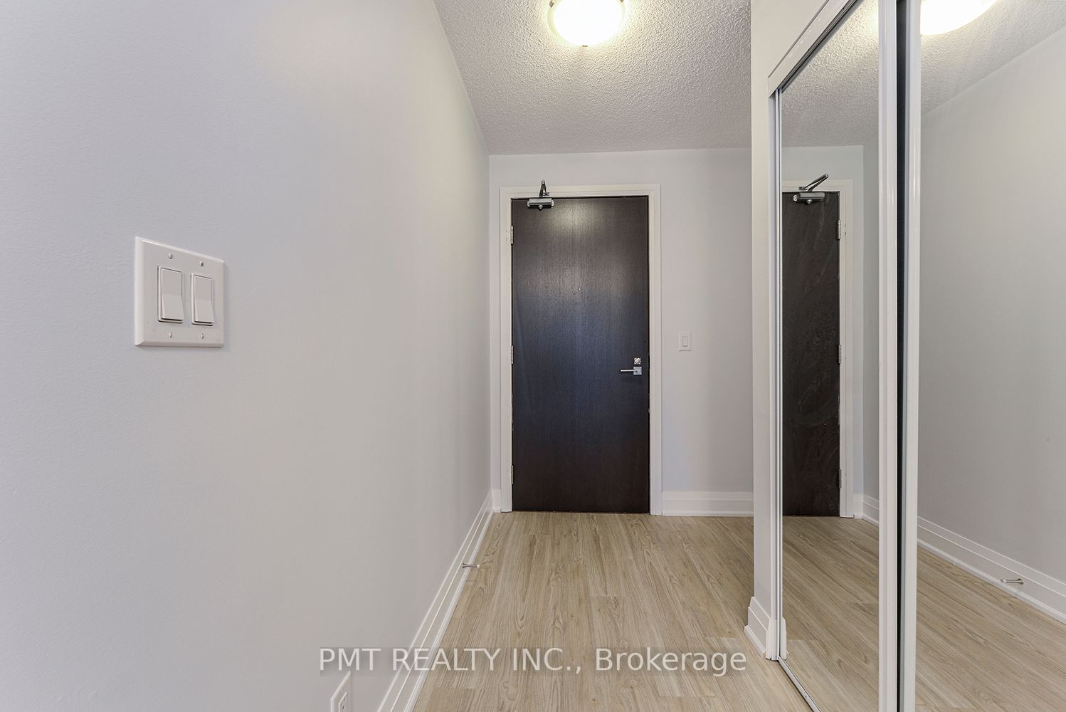 1 De Boers Dr 19 Property Photo 26
