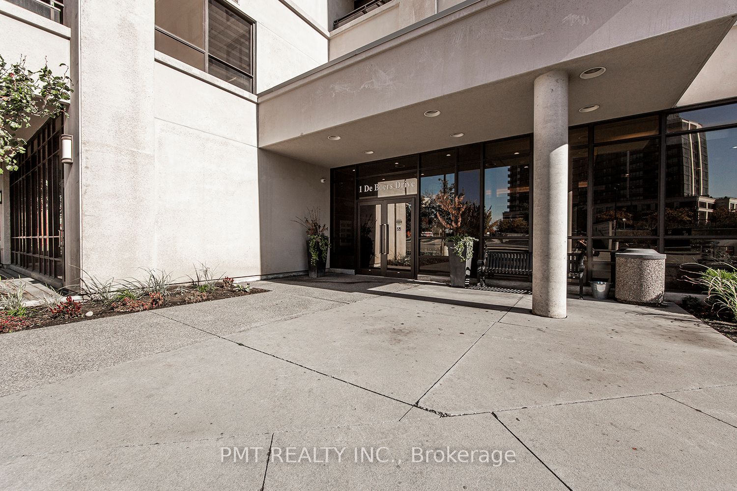 1 De Boers Dr 19 Property Photo 28
