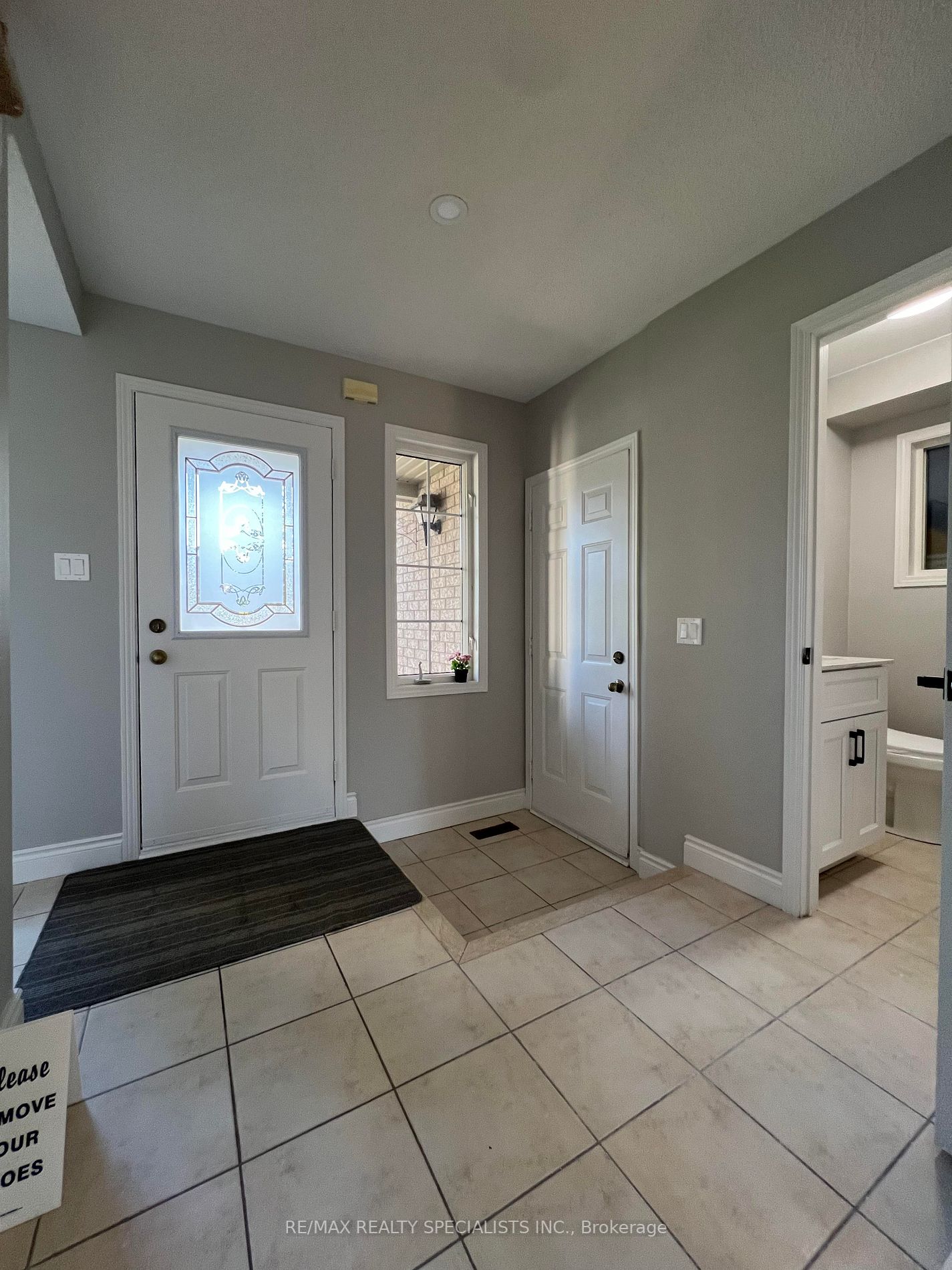 2469 Newcastle Cres Property Photo 4