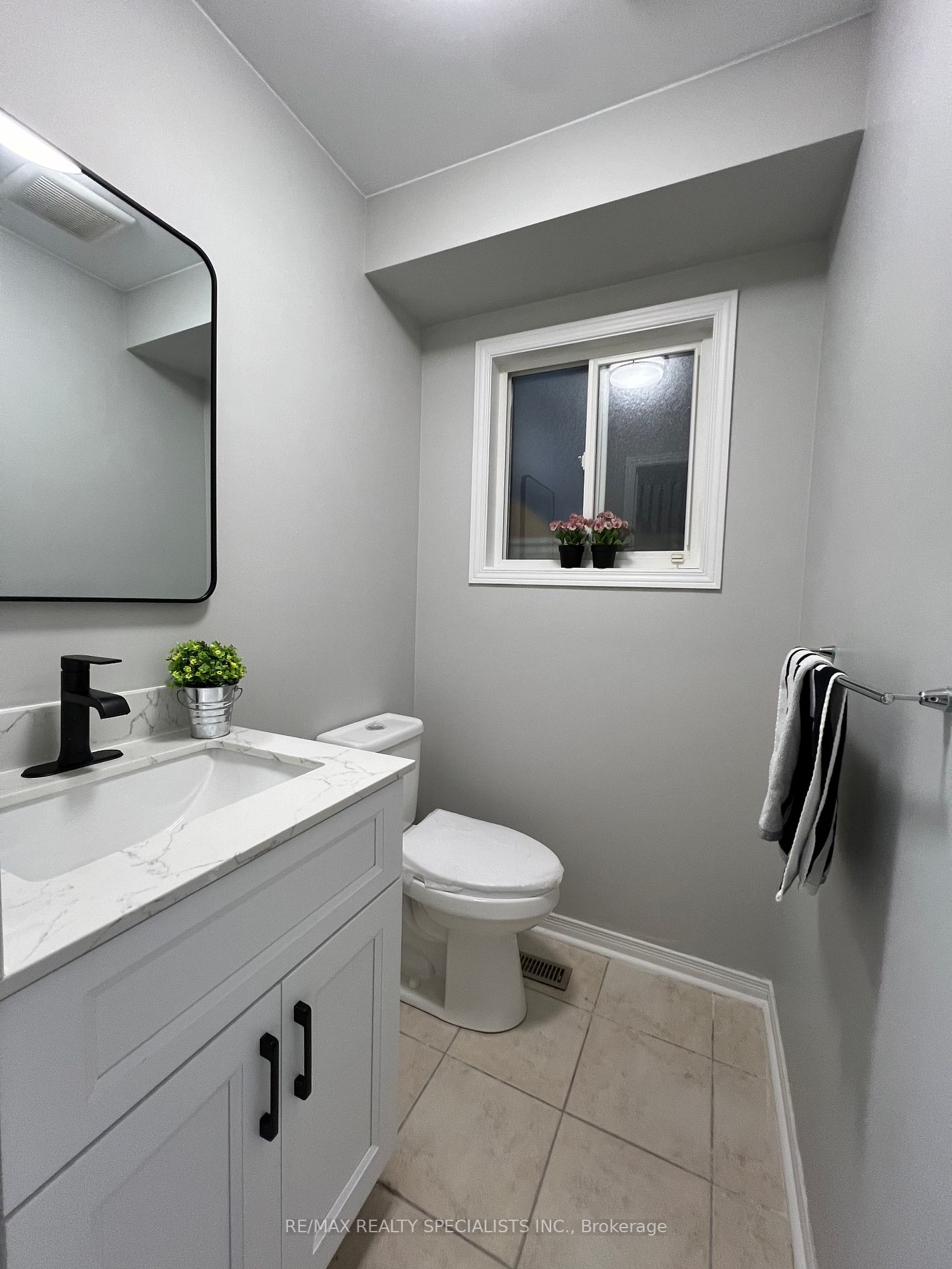 2469 Newcastle Cres Property Photo 7