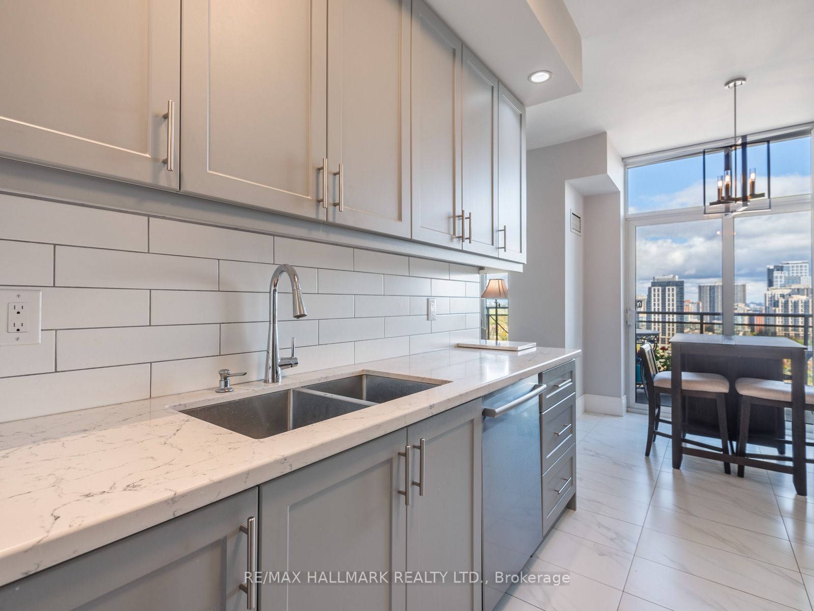 5229 Dundas St W Property Photo 19