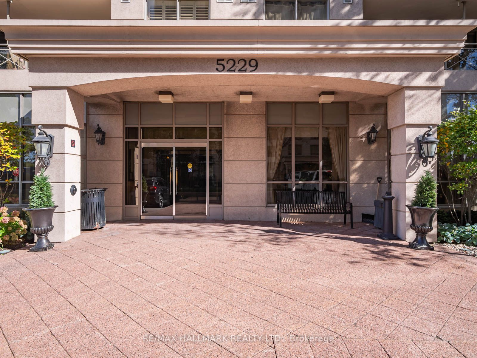 5229 Dundas St W Property Photo 40
