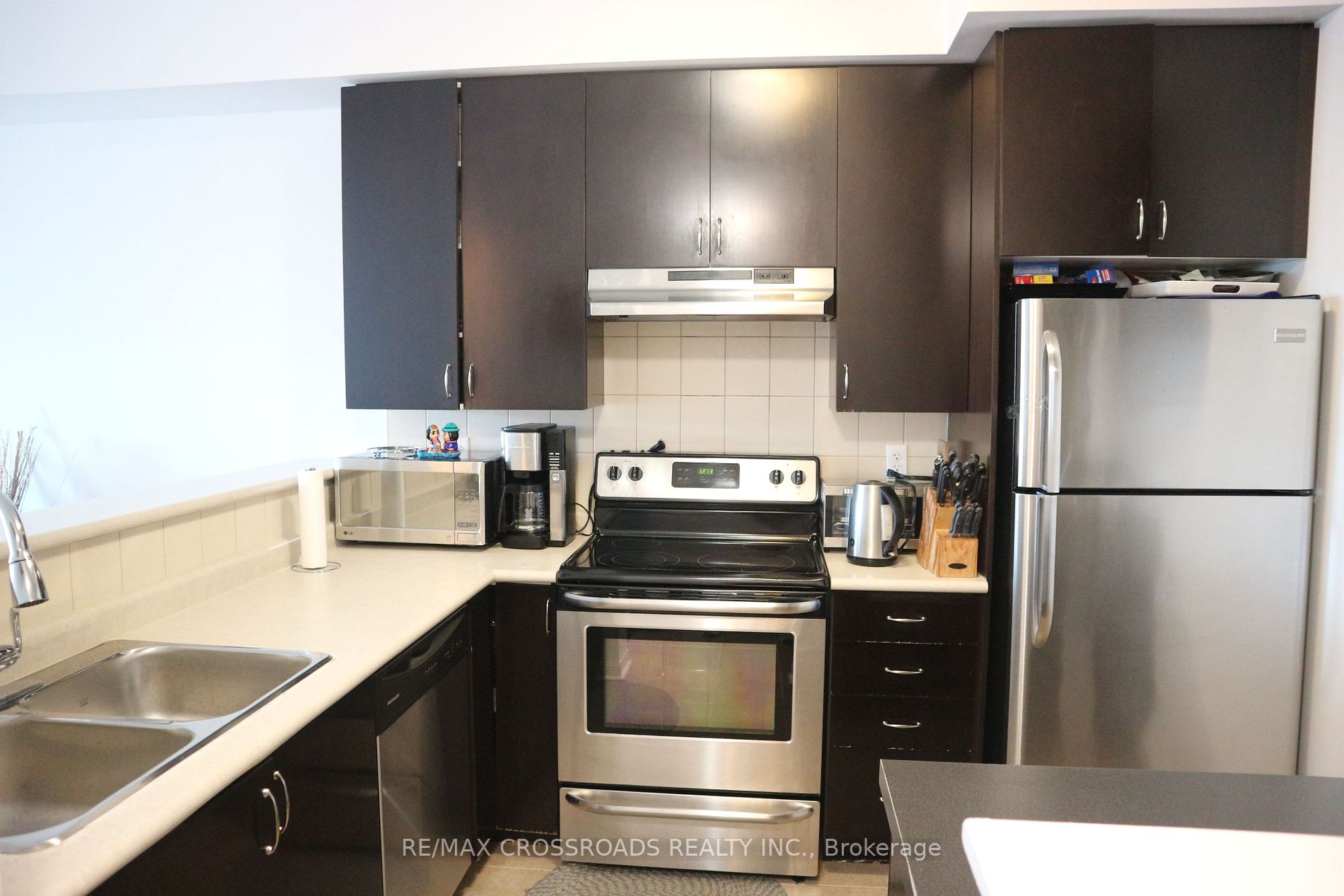 3075 Thomas St Property Photo 4