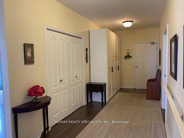 810 Scollard Ct Property Photo 2