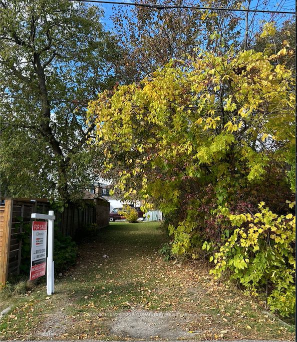 575 Byngmount Ave Property Photo 3