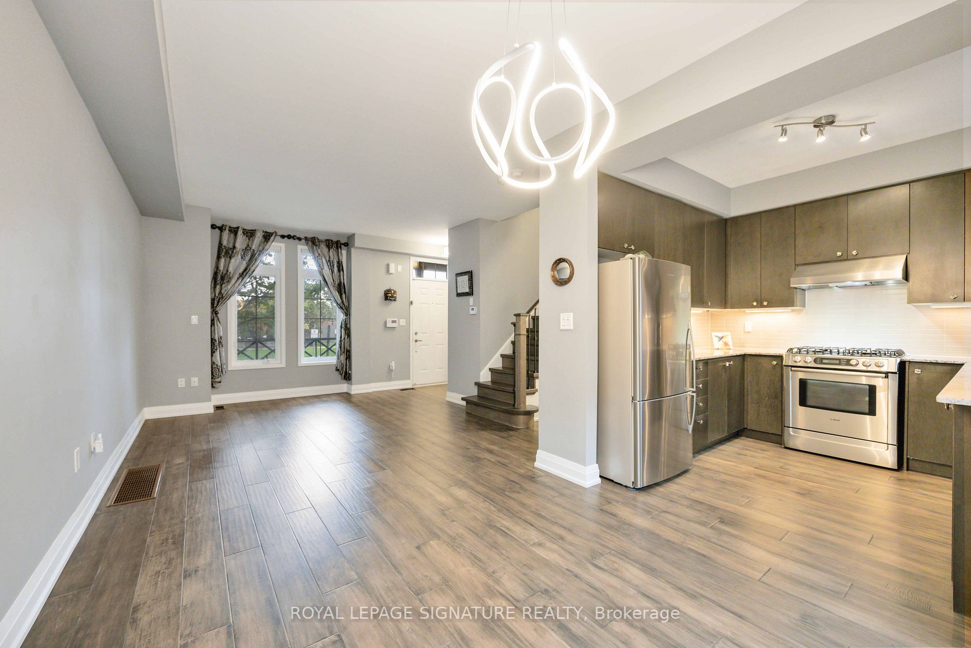 109 The Queensway Property Photo 15
