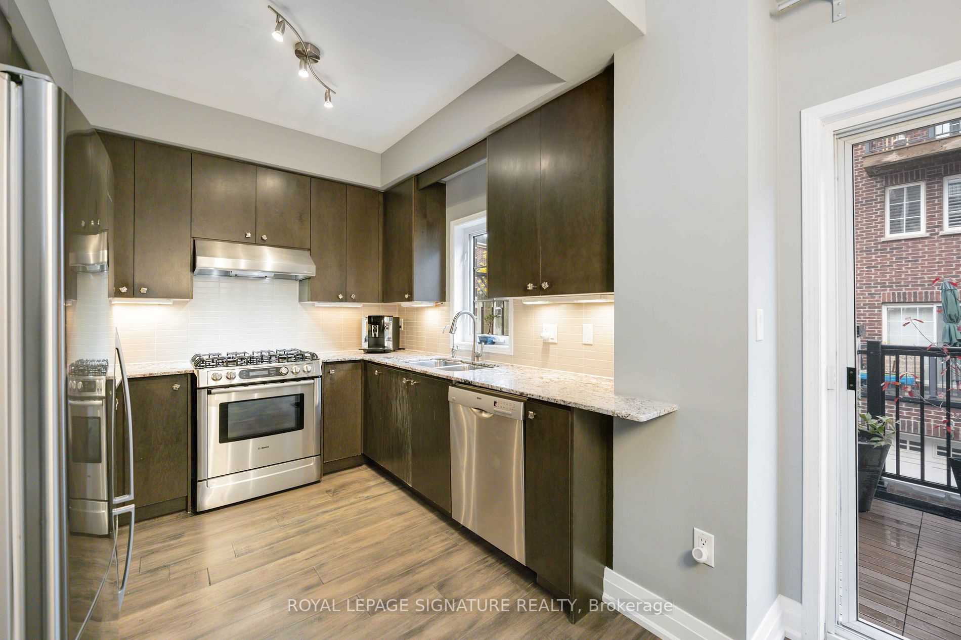 109 The Queensway Property Photo 18
