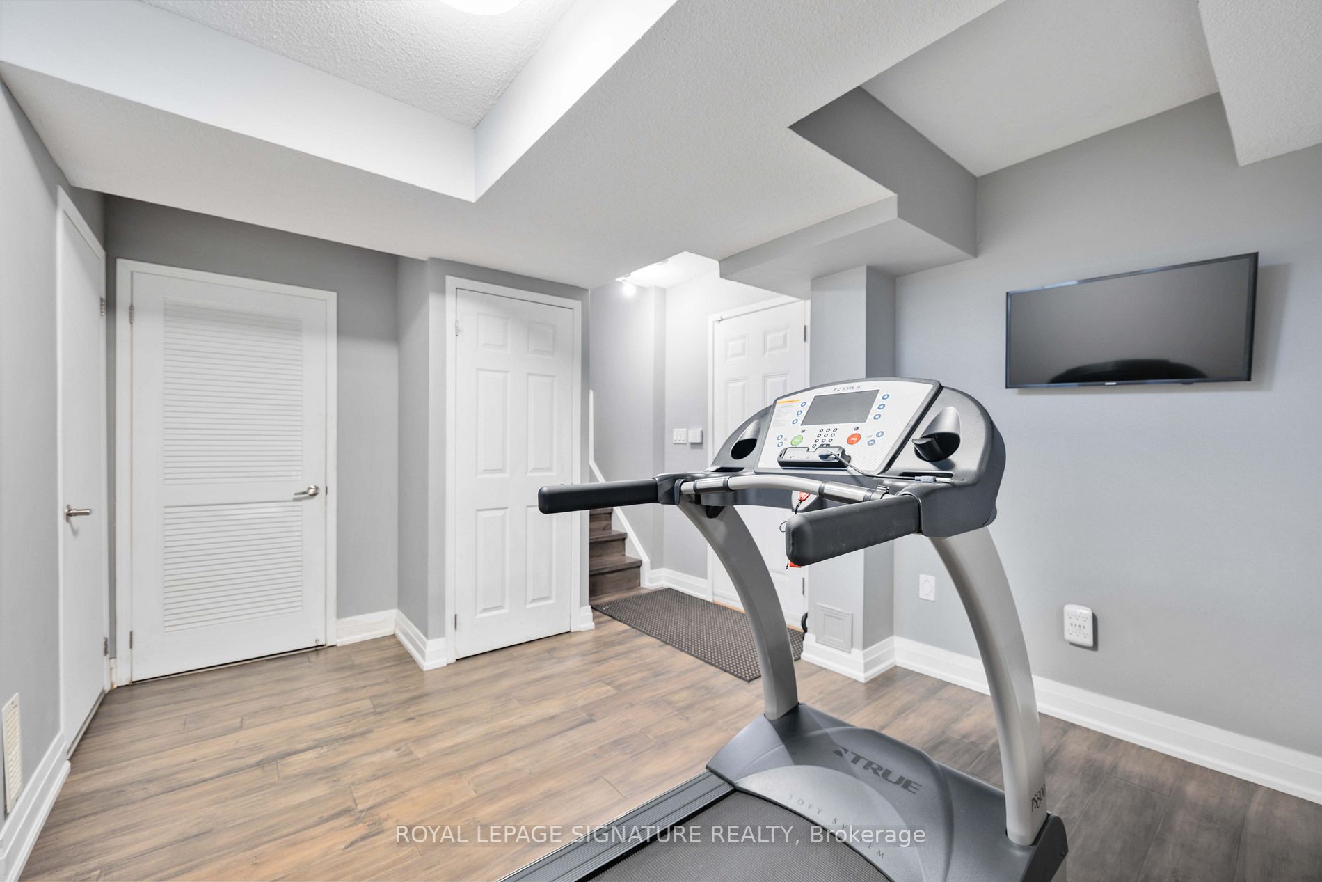 109 The Queensway Property Photo 19