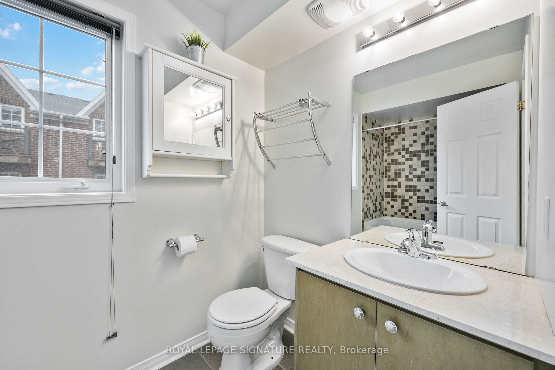 109 The Queensway Property Photo 25