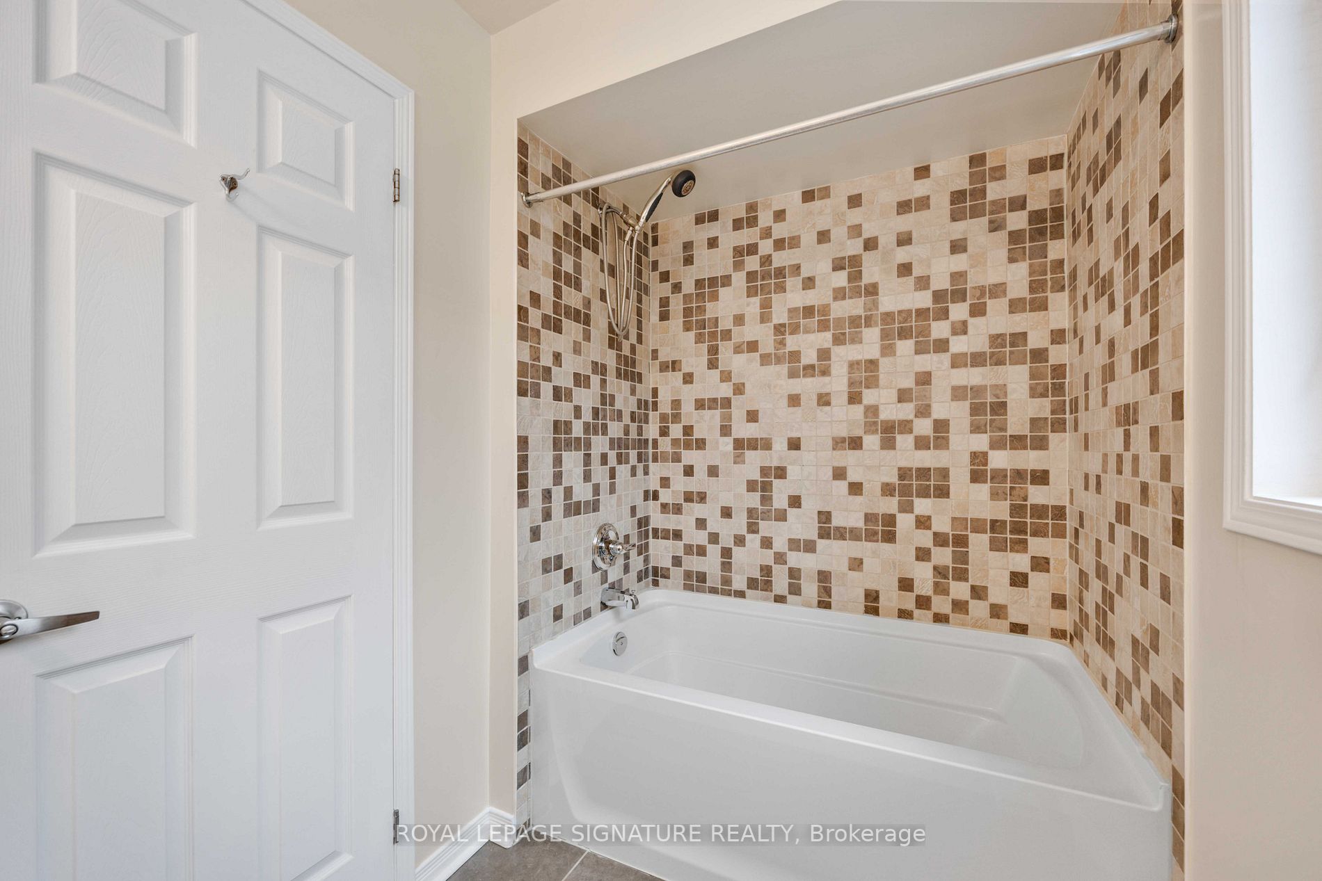 109 The Queensway Property Photo 26