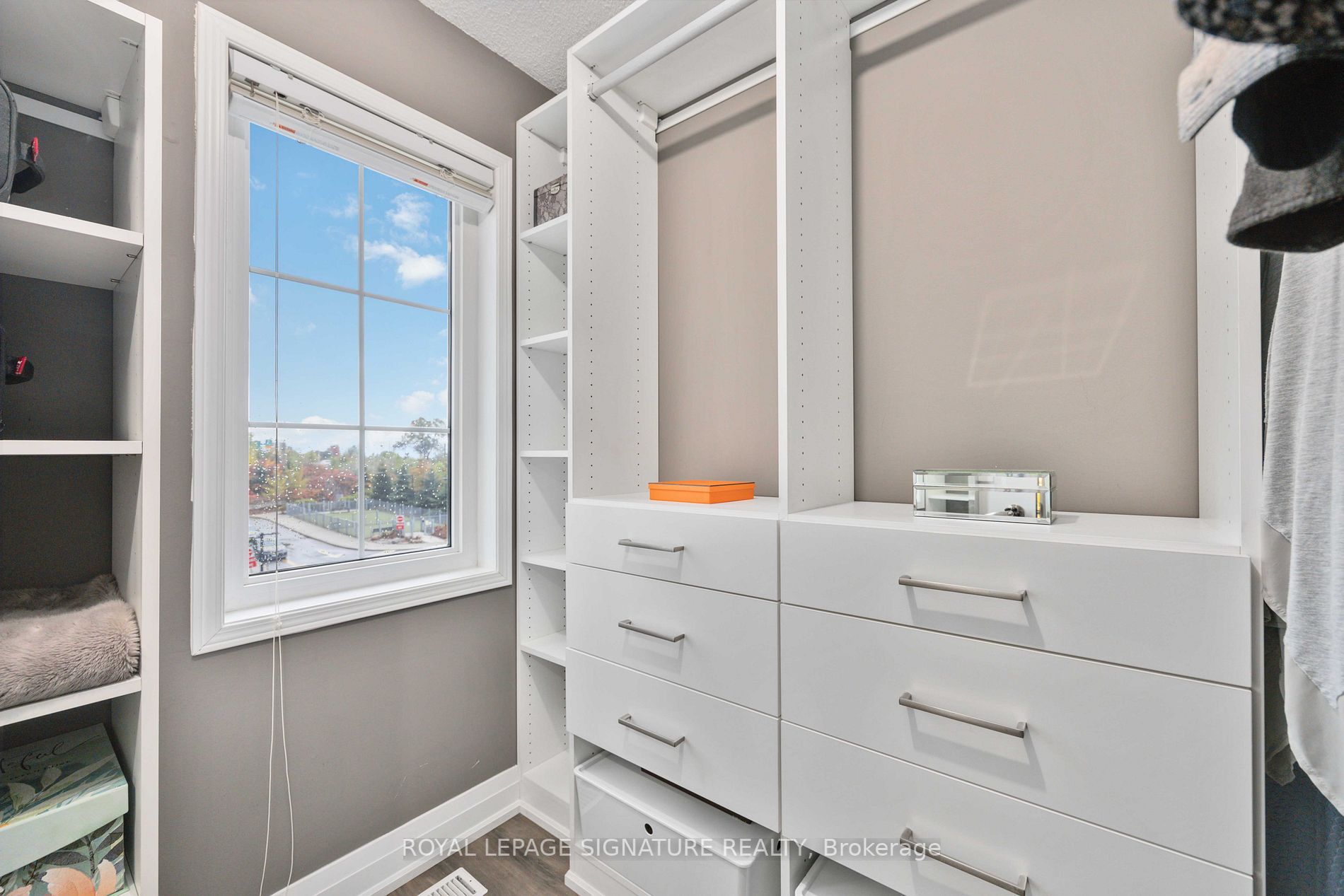 109 The Queensway Property Photo 28