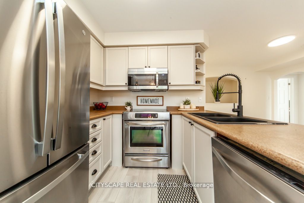 567 Dundas St W Property Photo 3