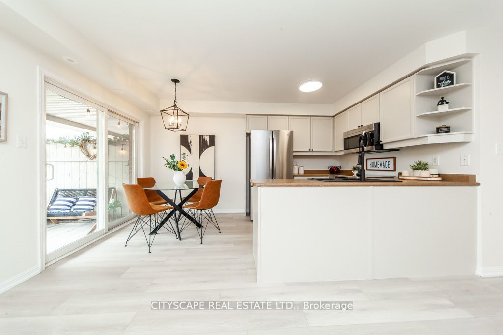 567 Dundas St W Property Photo 4