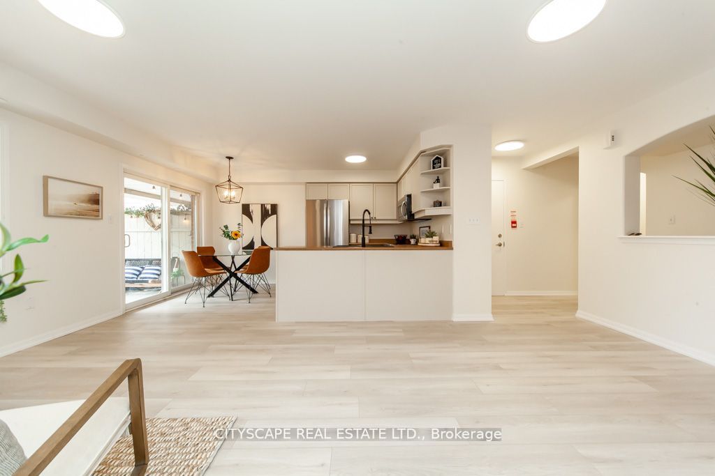 567 Dundas St W Property Photo 6