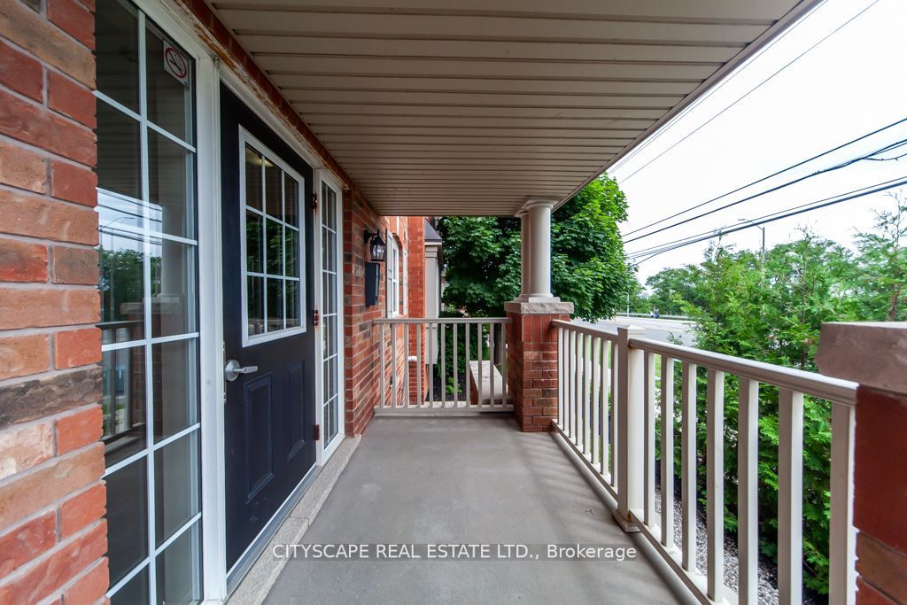 567 Dundas St W Property Photo 8