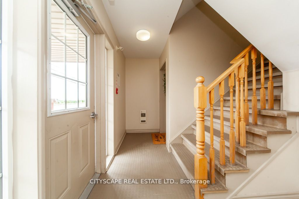 567 Dundas St W Property Photo 9