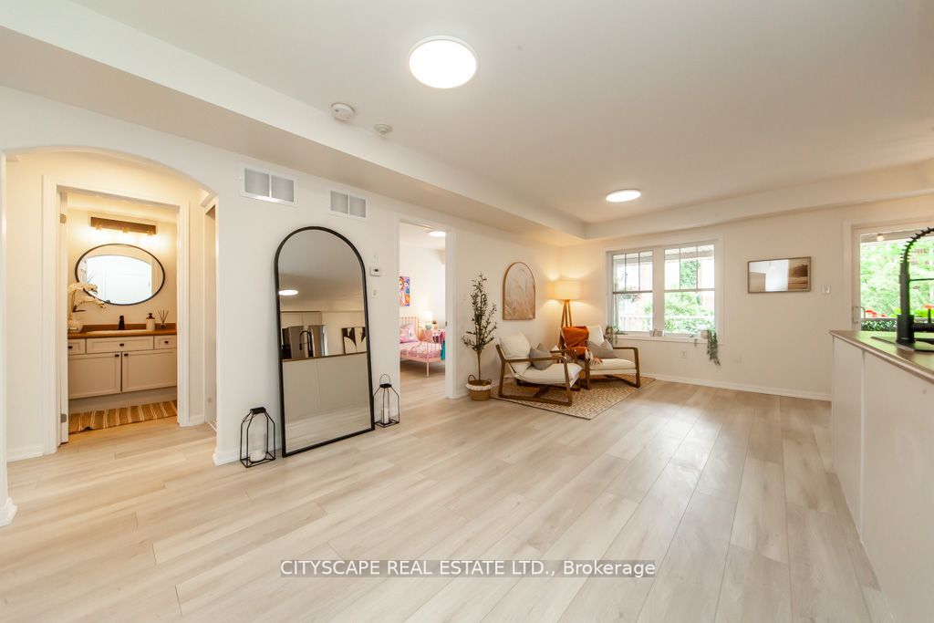 567 Dundas St W Property Photo 10