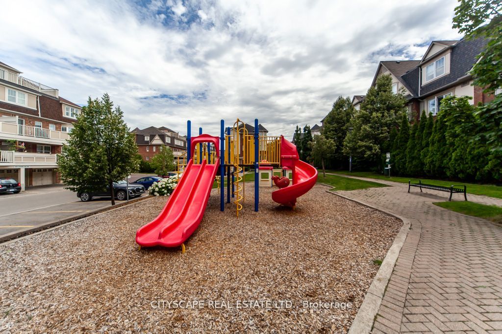 567 Dundas St W Property Photo 11