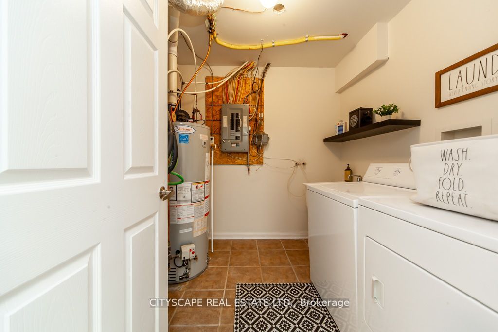 567 Dundas St W Property Photo 13