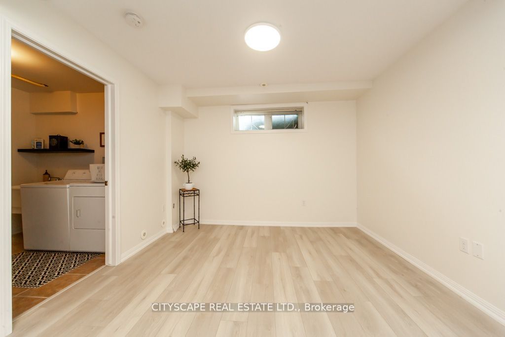 567 Dundas St W Property Photo 14