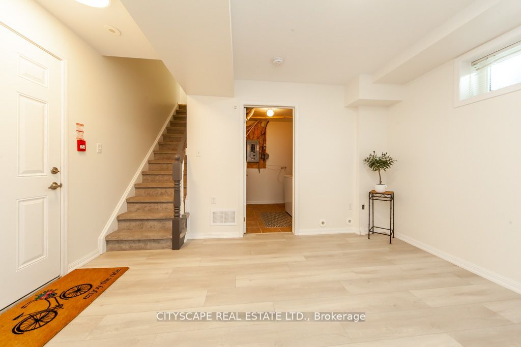 567 Dundas St W Property Photo 15