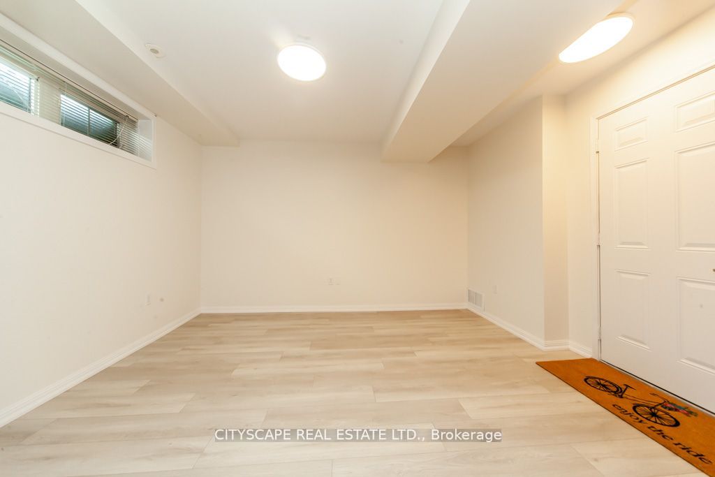 567 Dundas St W Property Photo 16