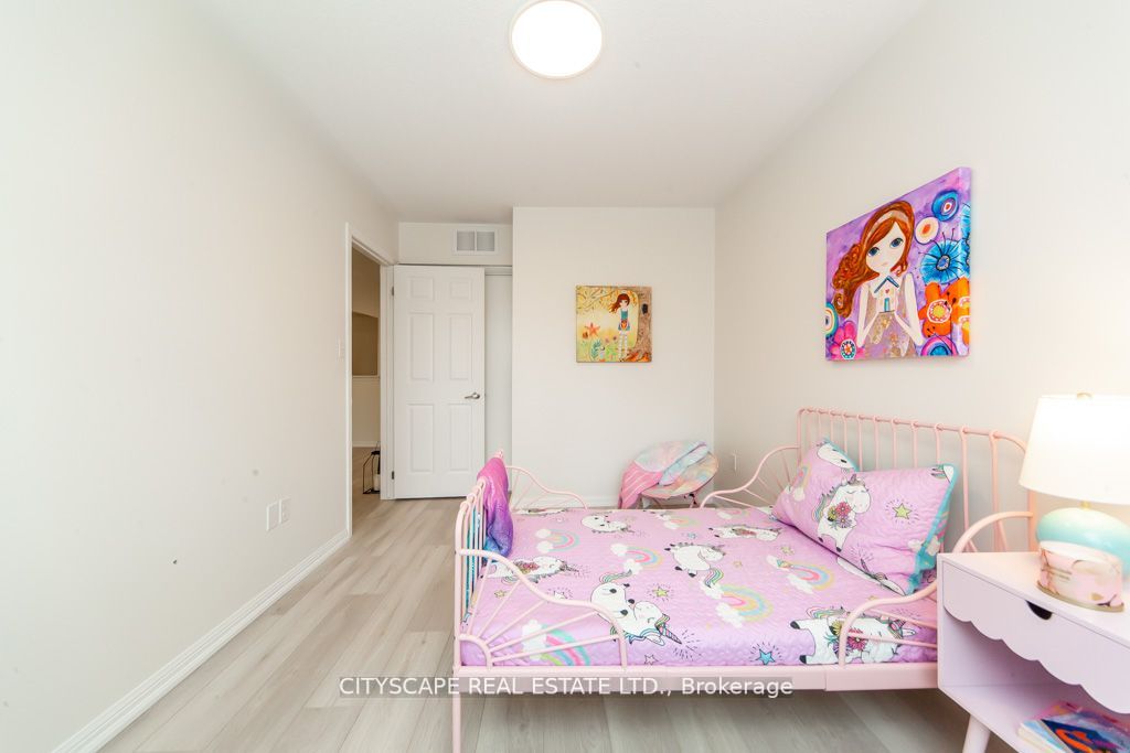 567 Dundas St W Property Photo 18