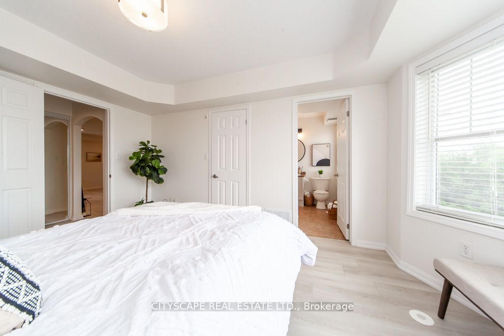 567 Dundas St W Property Photo 19