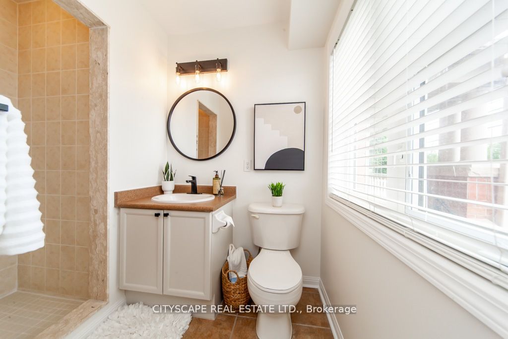 567 Dundas St W Property Photo 20