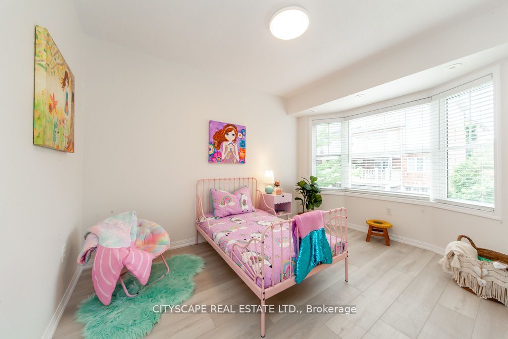 567 Dundas St W Property Photo 21