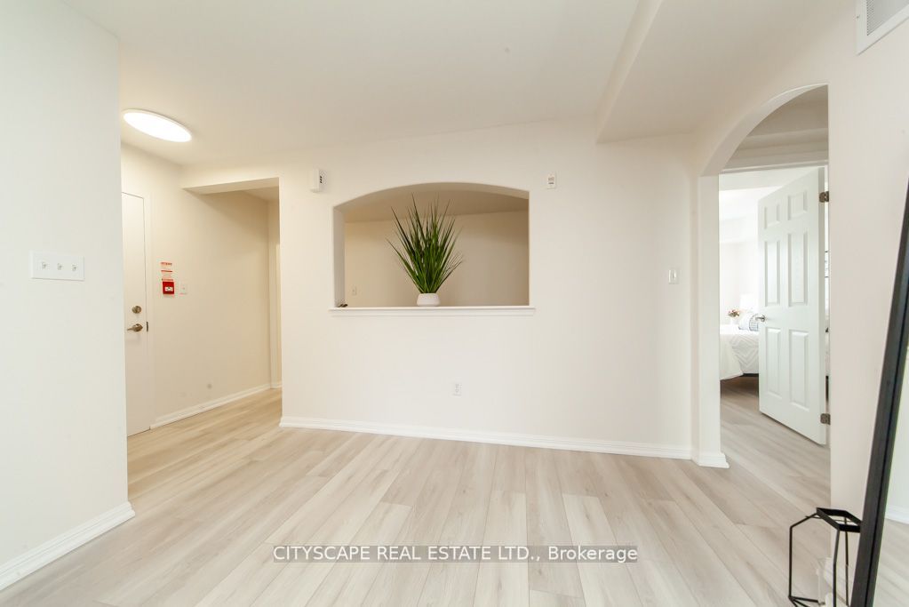 567 Dundas St W Property Photo 24