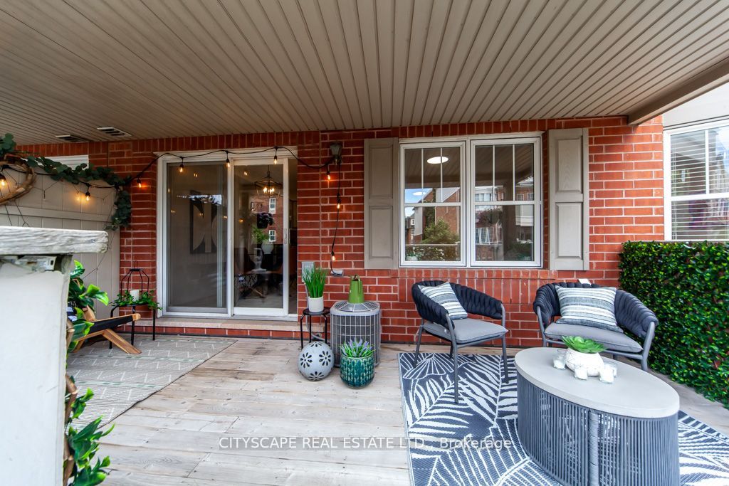 567 Dundas St W Property Photo 26