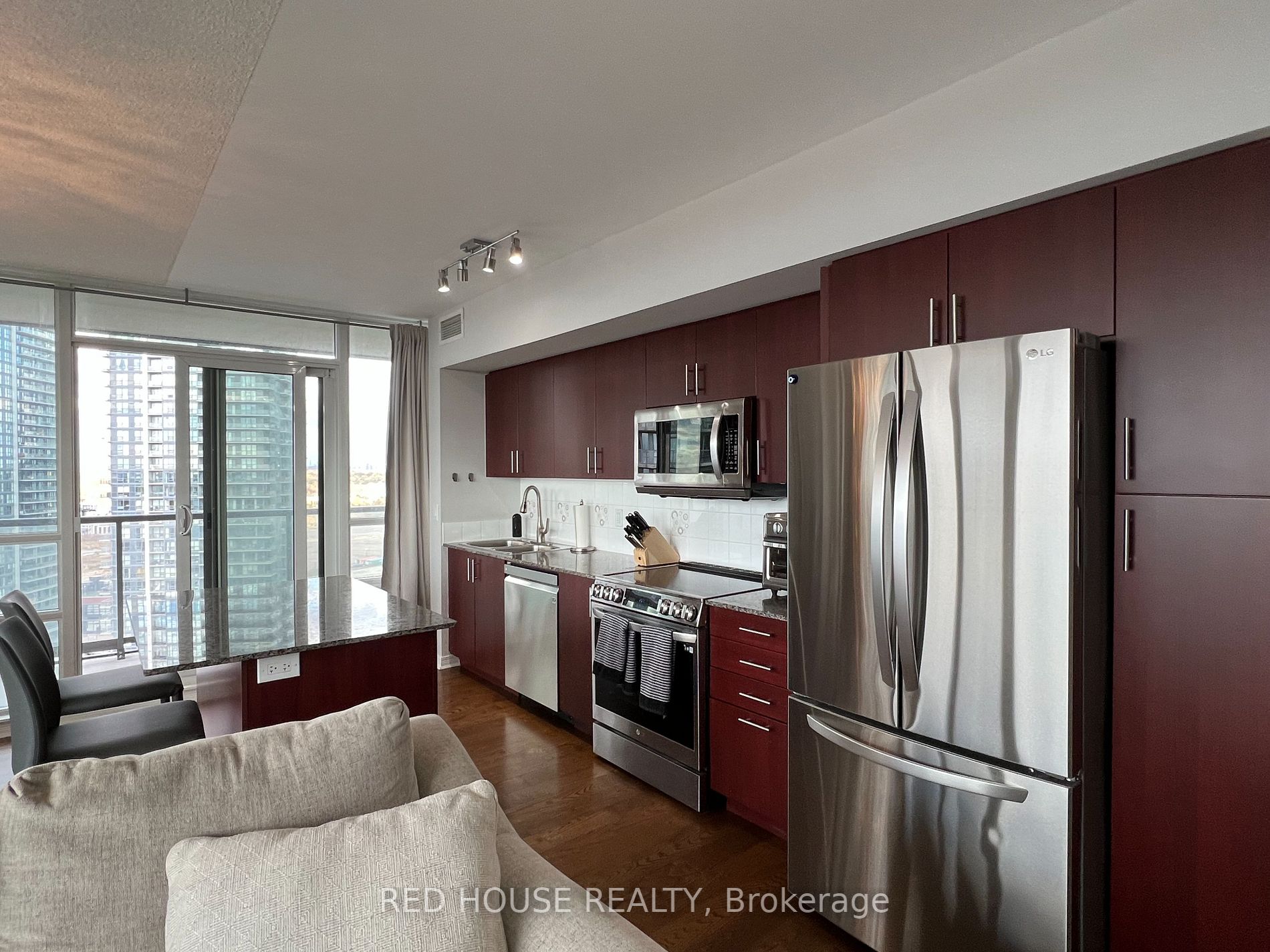 2240 Lake Shore Blvd W 4 Property Photo 3