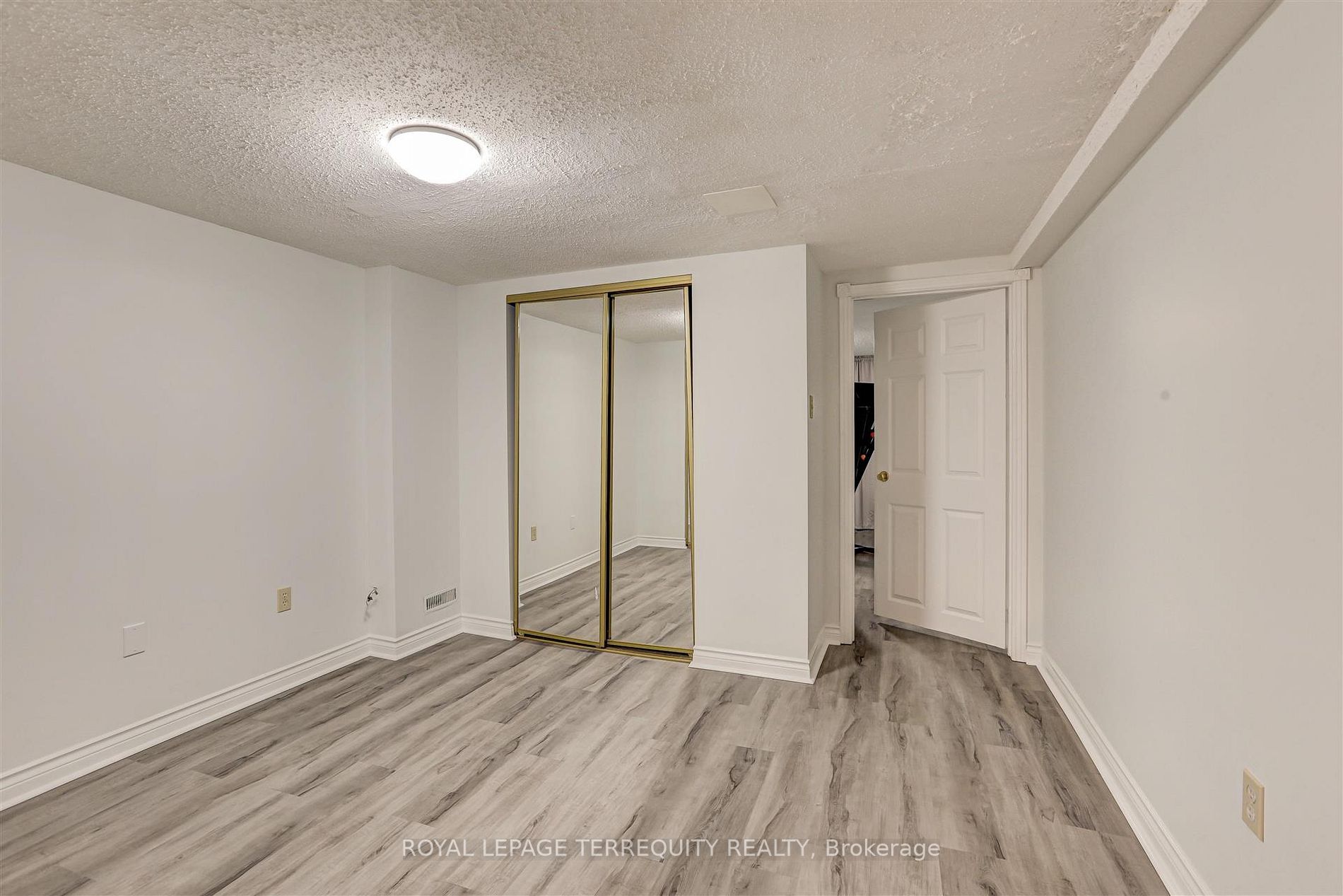 42 Deanewood Cres Property Photo 11