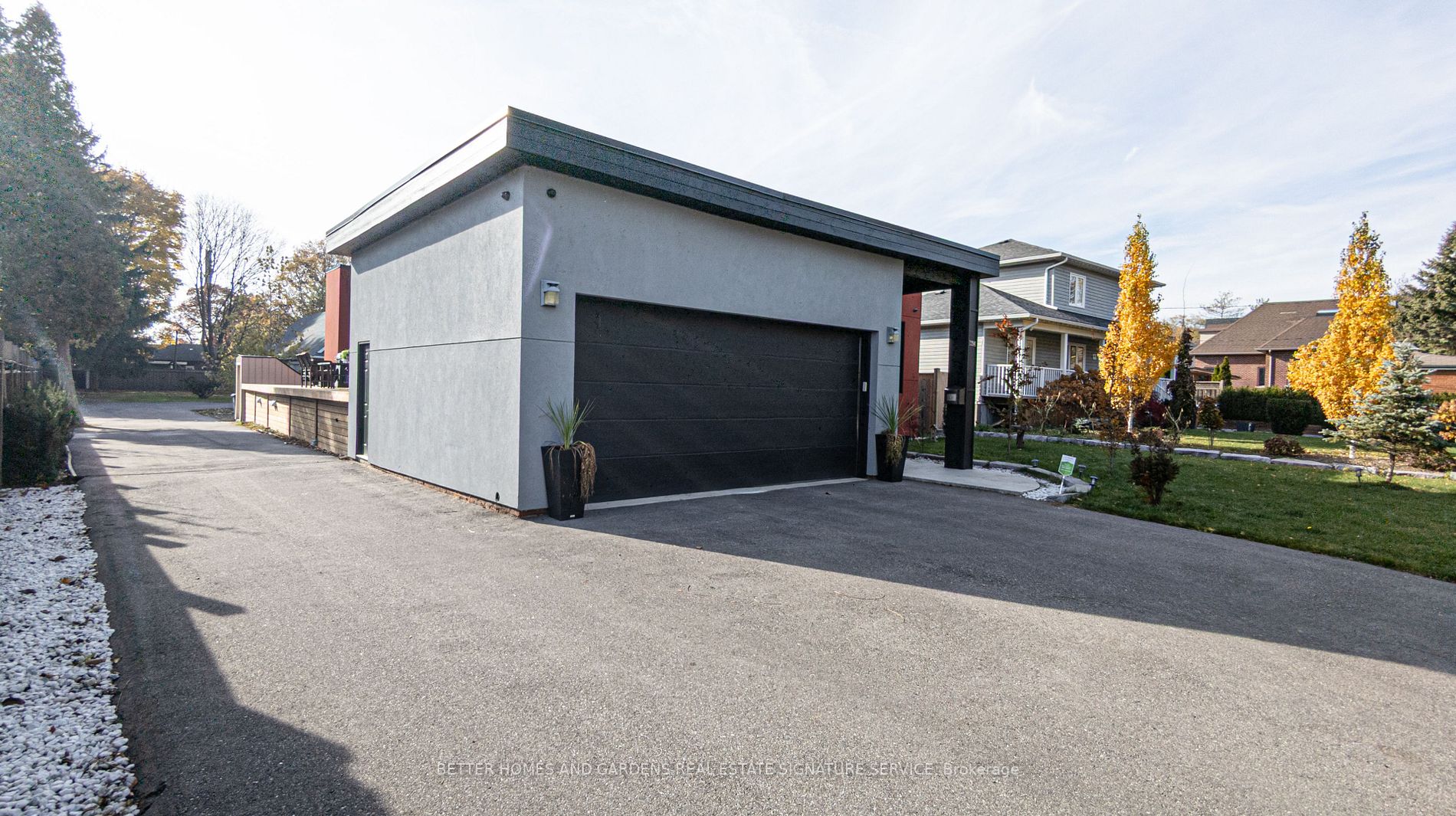 1394 Haig Blvd Property Photo 3