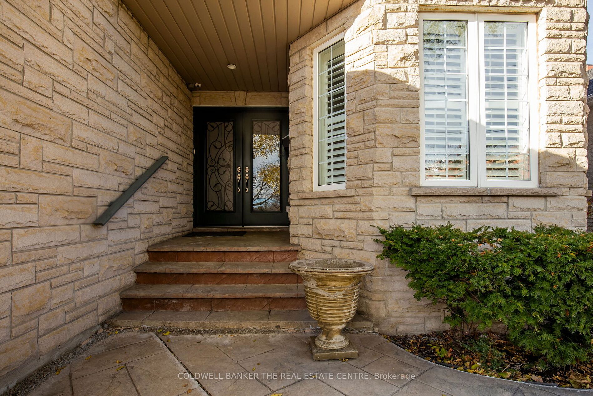 57 Fairview Rd W Property Photo 2