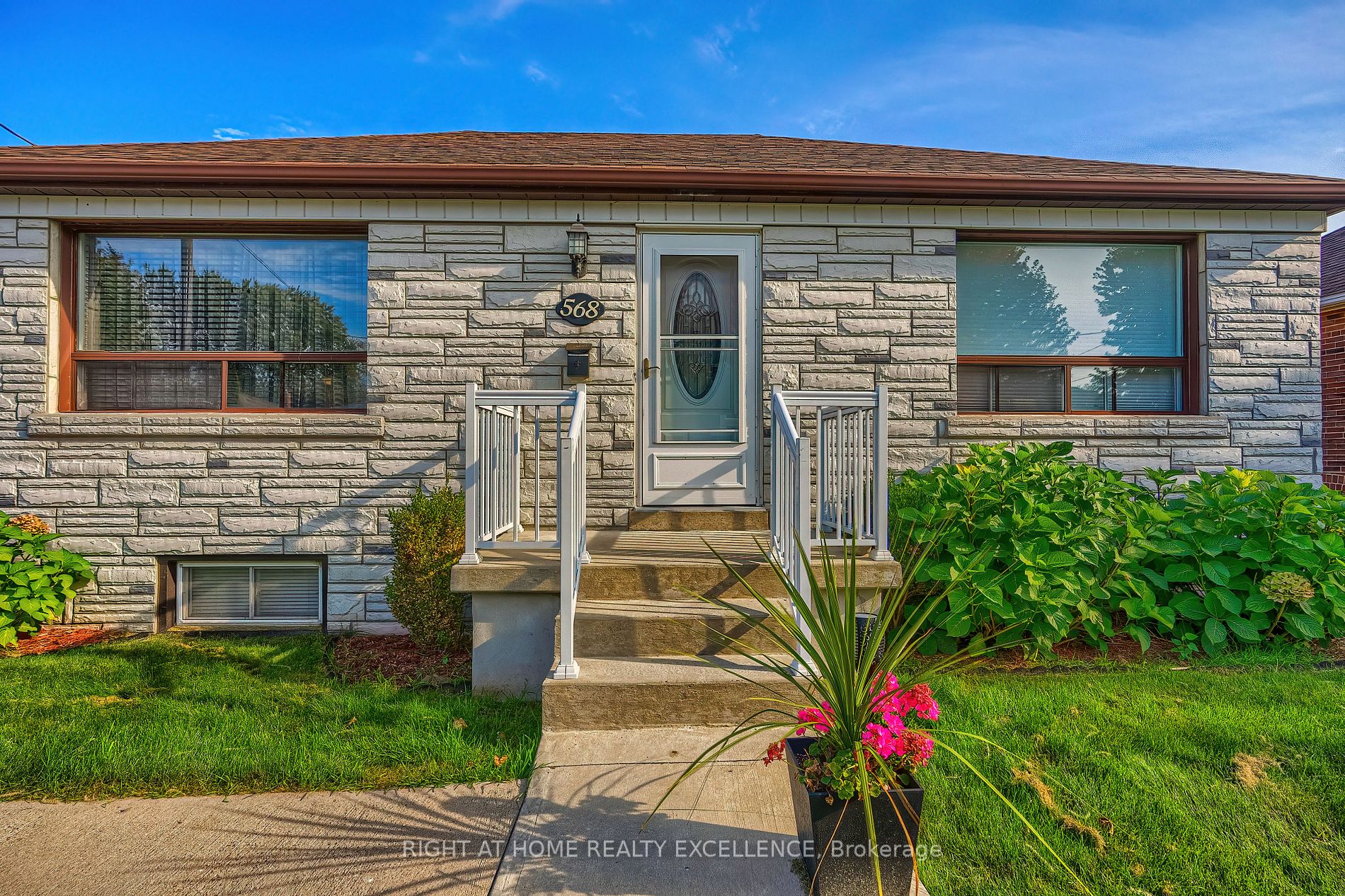 568 Ridgemount Cres Property Photo 2