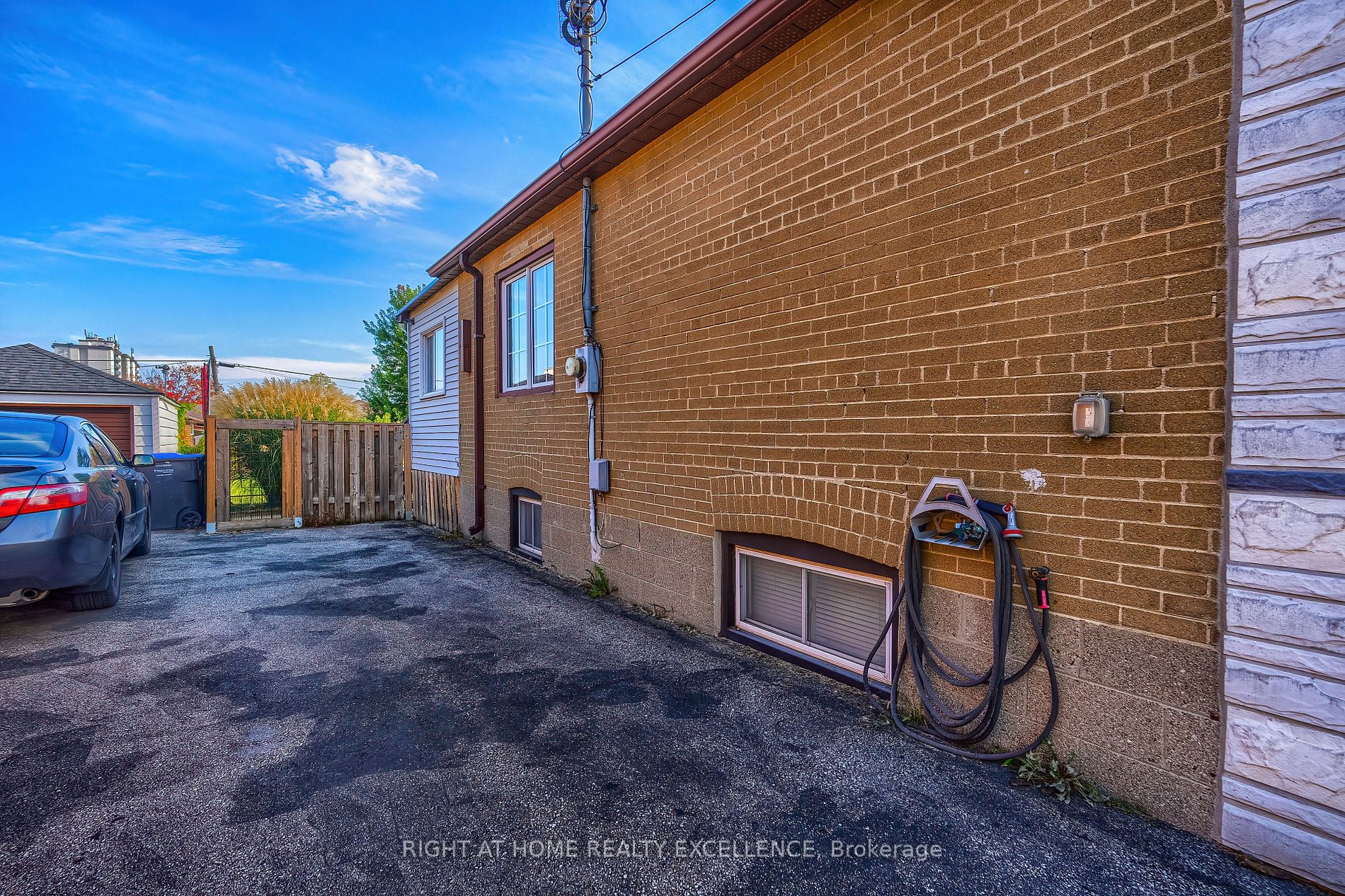 568 Ridgemount Cres Property Photo 33