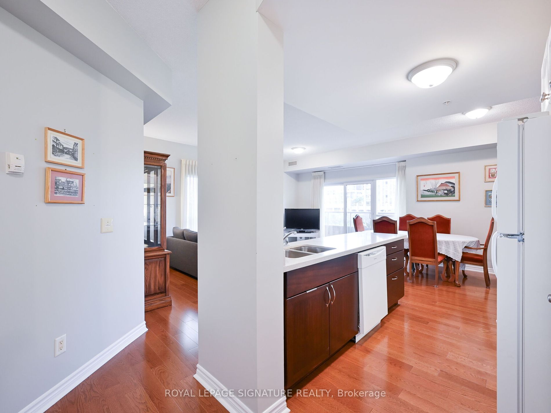 350 Princess Royal Dr 11 Property Photo 4