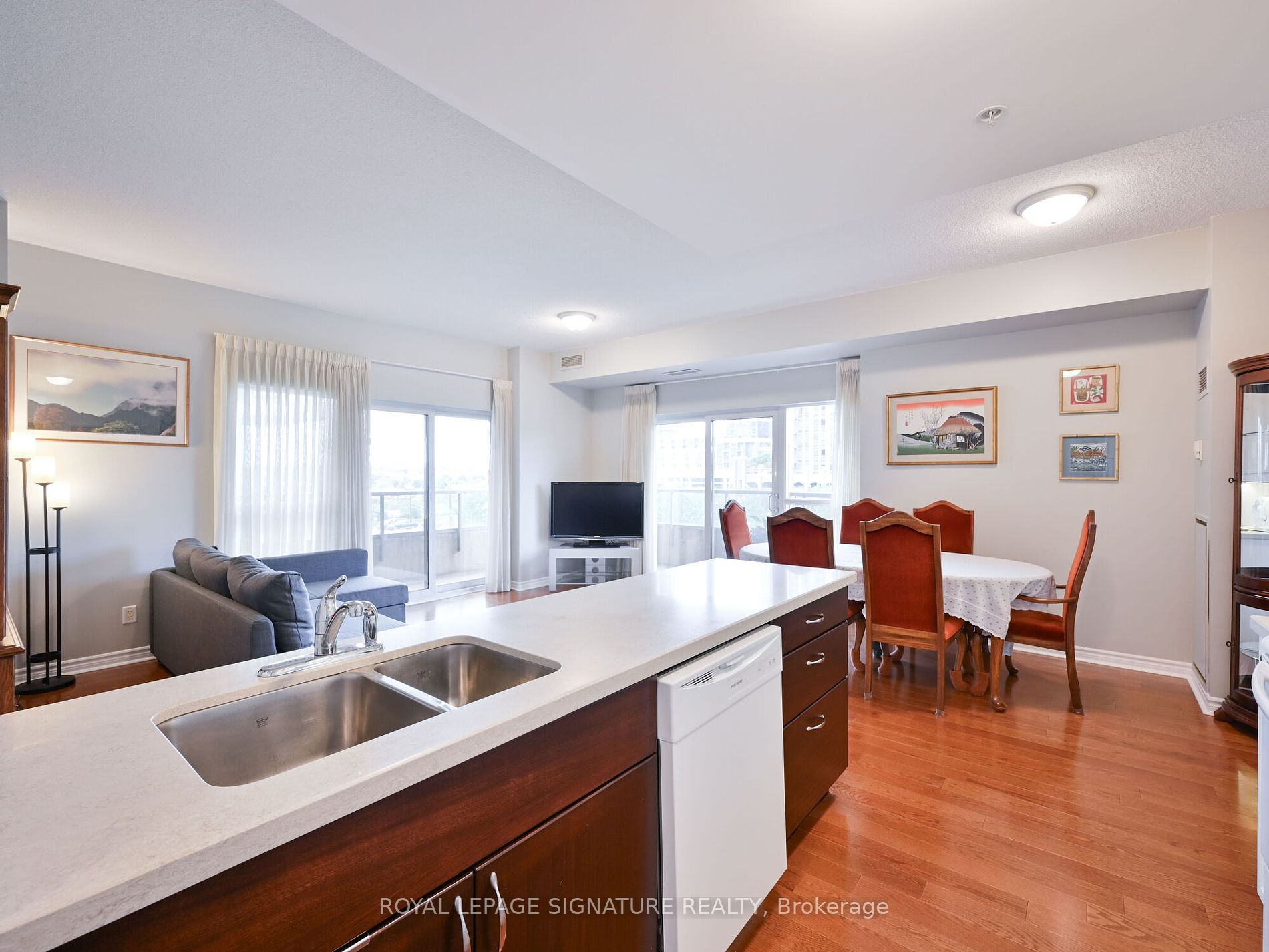 350 Princess Royal Dr 11 Property Photo 5