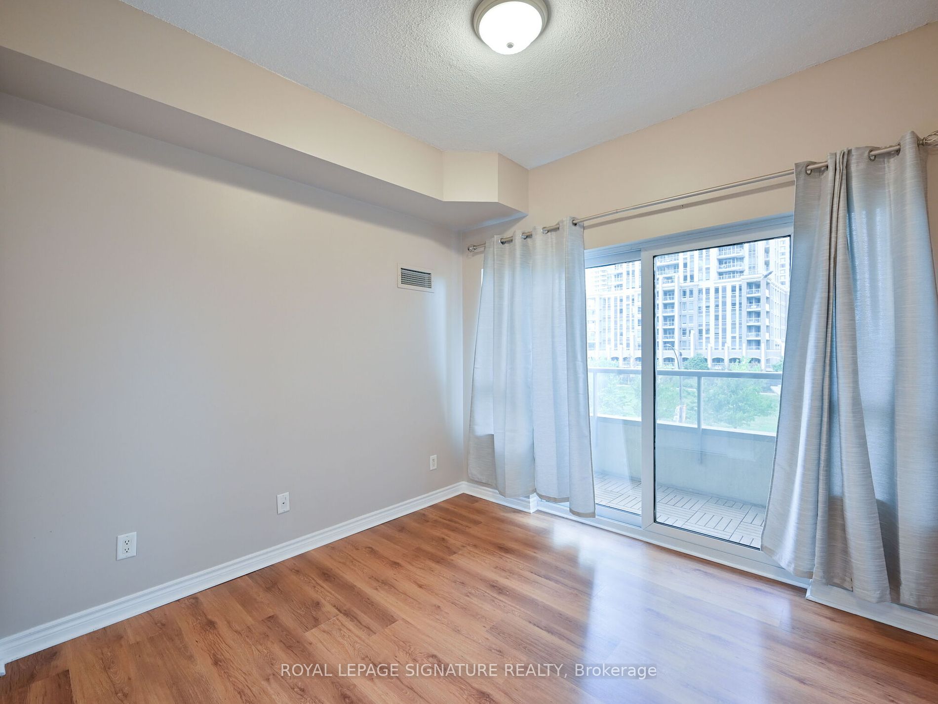 350 Princess Royal Dr 11 Property Photo 26