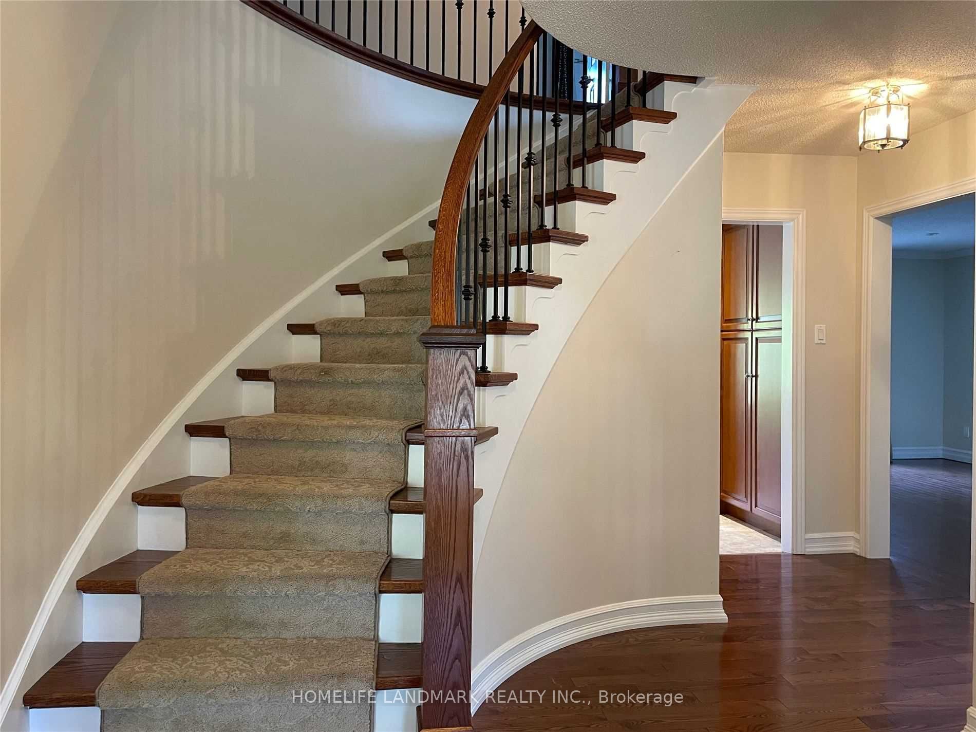 451 Barclay Cres Property Photo 2