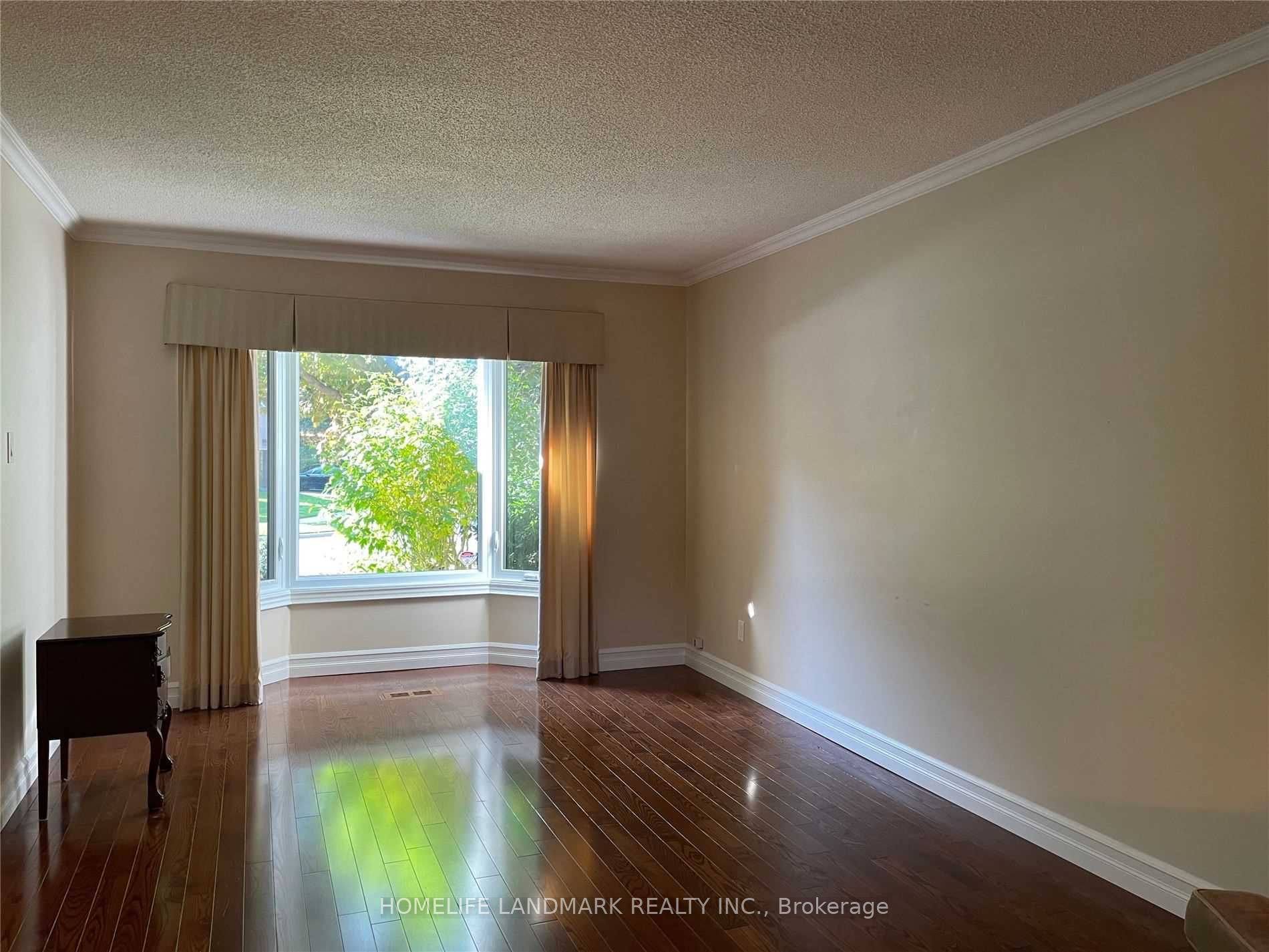 451 Barclay Cres Property Photo 6