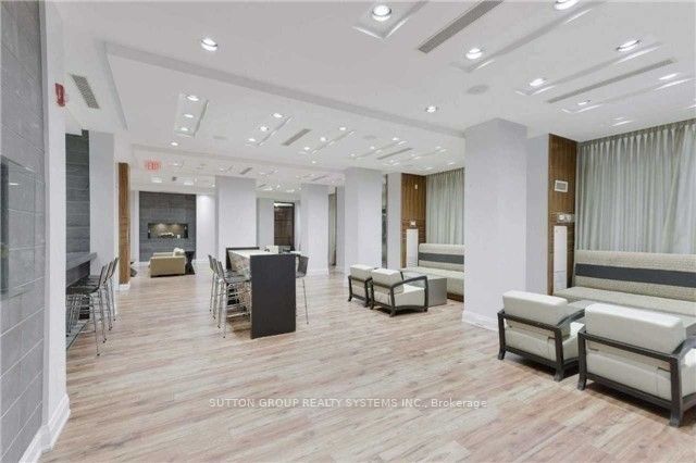 310 Burnhamthorpe Rd W 16 Property Photo 2
