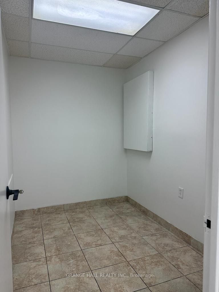 1649 Dufferin St Property Photo 16