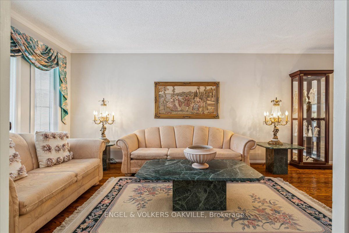 2120 Wincanton Cres Property Photo 3